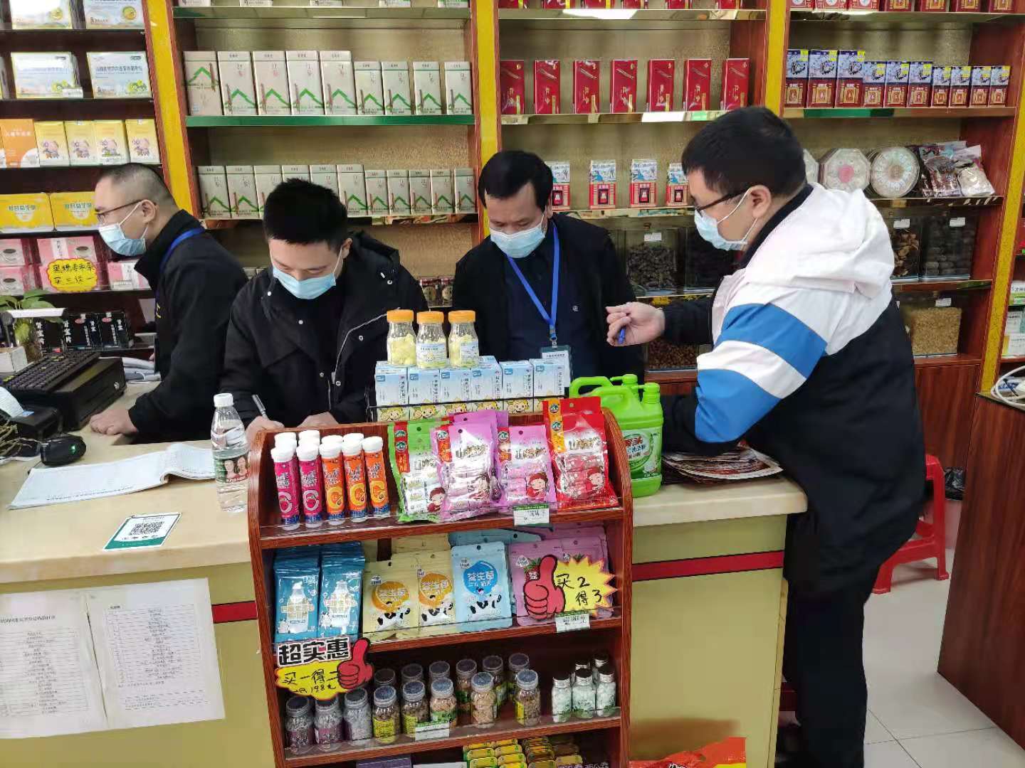 检查药店疫情防控登记的照片